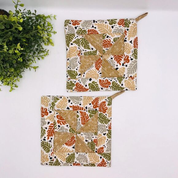 2 Square Potholders, Pinwheel, Montstera Plant Neutral, 2 Piece Baking Set - Picture 3 of 6